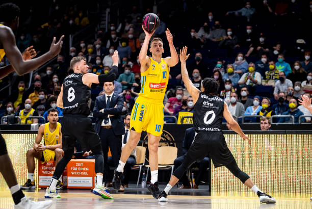 他总是用行 他总是用行